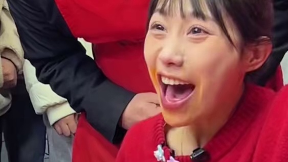 吴半饱35秒吃完10碗爆辣螺蛳粉！狂赚5000块现金奖励！ #螺蛳粉