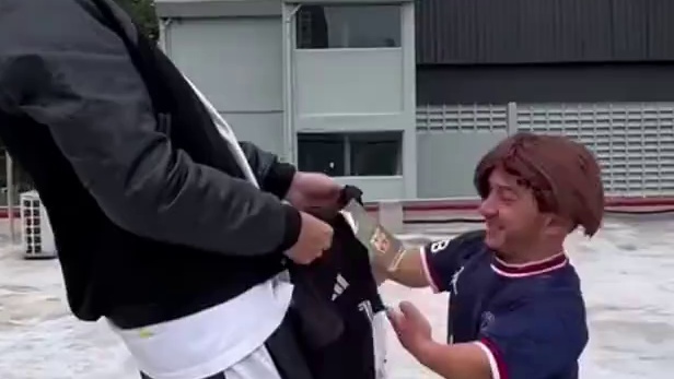 网红拍摄视频恶意丑化梅西#足球 