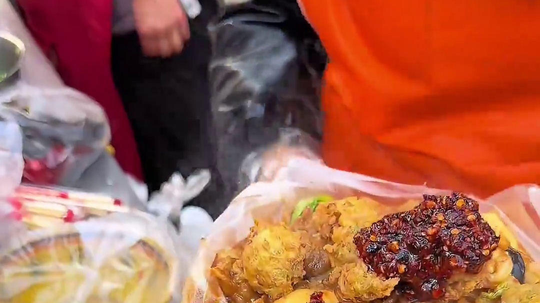 郑州街头大烩菜10块满满一大碗，还送两个馒头真的太实惠了！