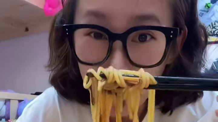 这米线还得是满小饱酸辣的过瘾啊，每一口都堪称一个过瘾呐#满小饱云南酸菜火锅米线 #夜宵吃什么