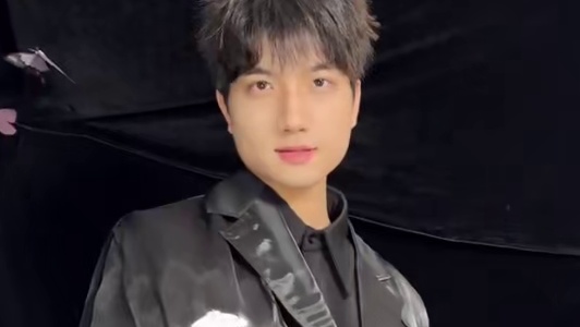 这是谁呀 #深圳dyg钎城 #西安WE鹏鹏 #小说男主脸 #转场 #APT