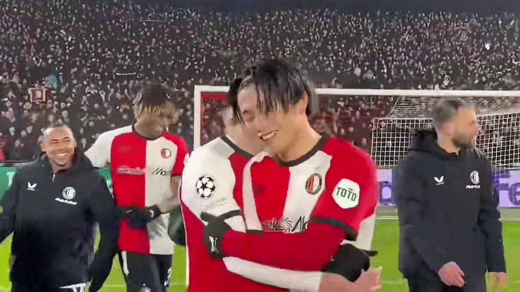 爆大冷！费耶诺德3:0击败拜仁，日本前锋上田绮世破门，赛后球员们与球迷互动庆祝胜利