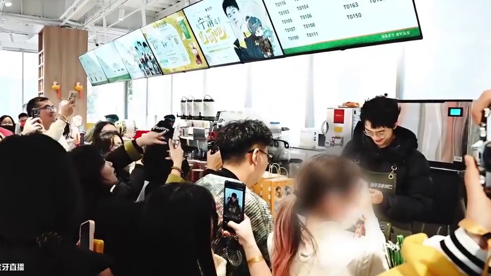 #狼队飞车 #QQ飞车手游官方赛事 你好，这里是宁清店长！邀请你一起，喝奶茶啦~在线