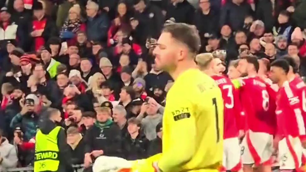 离谱失误！ 曼联埃里克森开出角球 流浪者门将#巴特兰 外手背击球攻破自家球门 #足球的魅力#曼联#内