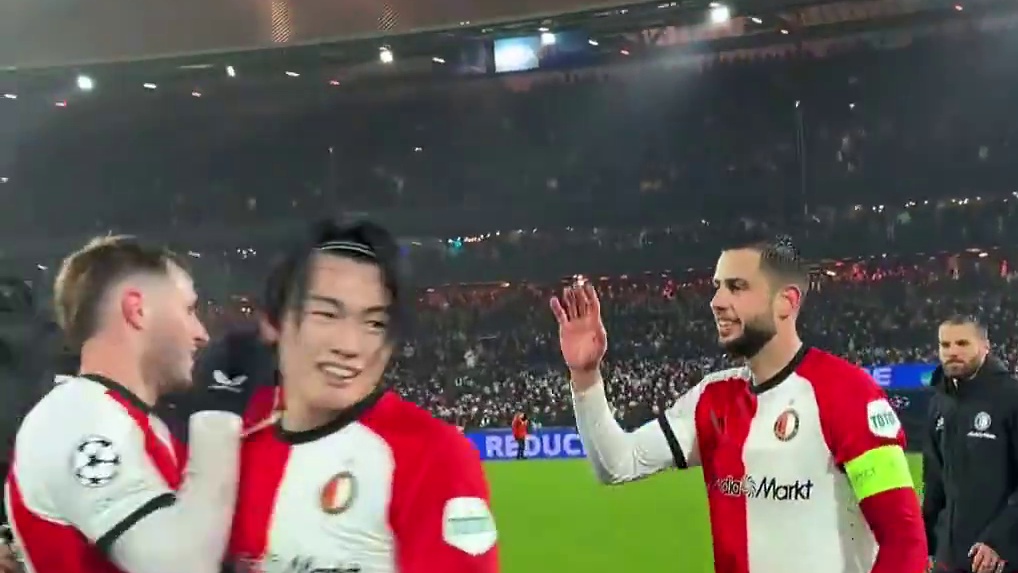 真是过年了！费耶诺德爆冷3-0击败拜仁 赛后球场放起了烟花  球员与球迷共同庆祝#足球的魅力 #费耶