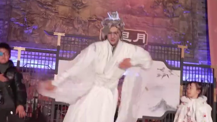 龙年尾蛇年初 用新国潮的方式体验中国年 好看的演出 好玩的游戏 好传统的文化#穿上汉服年味就上来了 