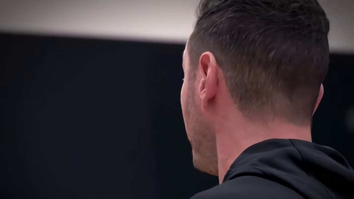 湖人主场战胜热火，终结三连败，詹姆斯赠送小球迷手环，让人羡慕