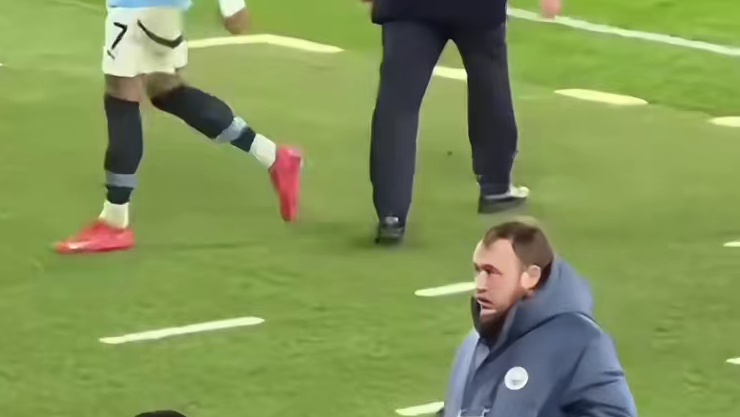 马尔穆什完成曼城首秀第74分钟被替换下场，伊蒂哈德全场球迷送上热烈的掌声