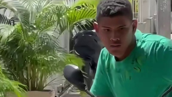 炸裂！老外恶搞懵到旁人目瞪口呆