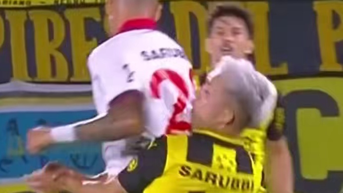 球员冲向对手隐蔽攻击