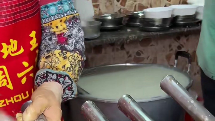 广东江门街头猪杂粥 一份好多猪杂 这分量太足了