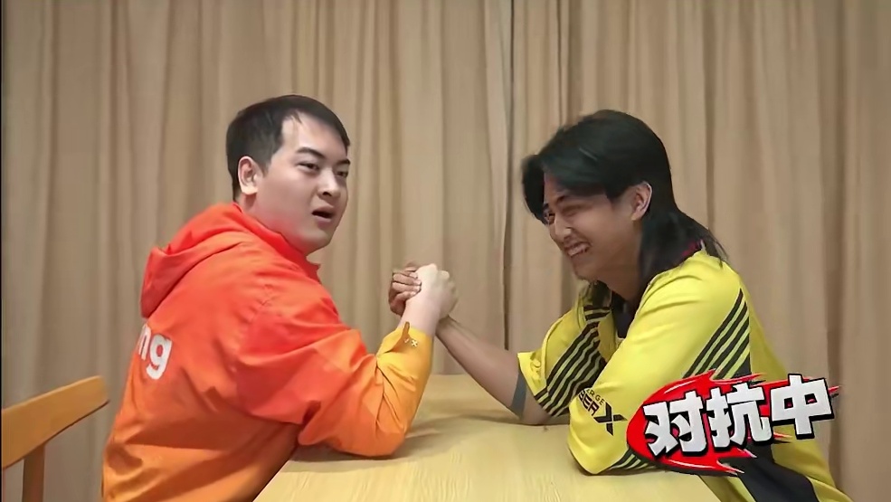 敢不敢和世界冠军线下比划比划？DFYG、ONIC掰手腕大战，“对位单杀”，Loong有的是力气和手段