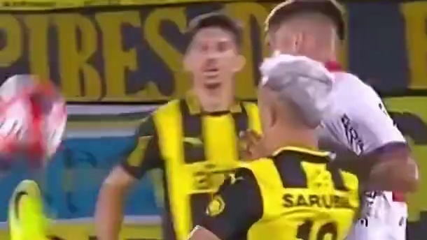 球员冲向对手隐蔽攻