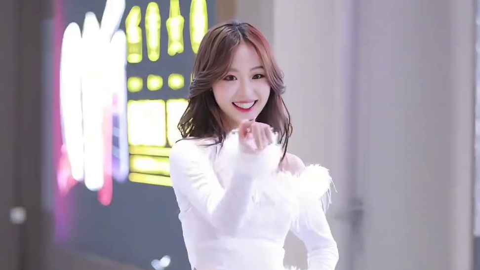 在深圳随舞圈玩了半年 从刚开始一个人都不认识 路演没有应援 到现在有超多好朋友为我欢呼尖叫 真的好开