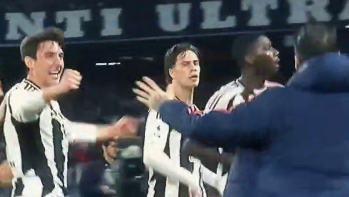 这样进球的法国前锋