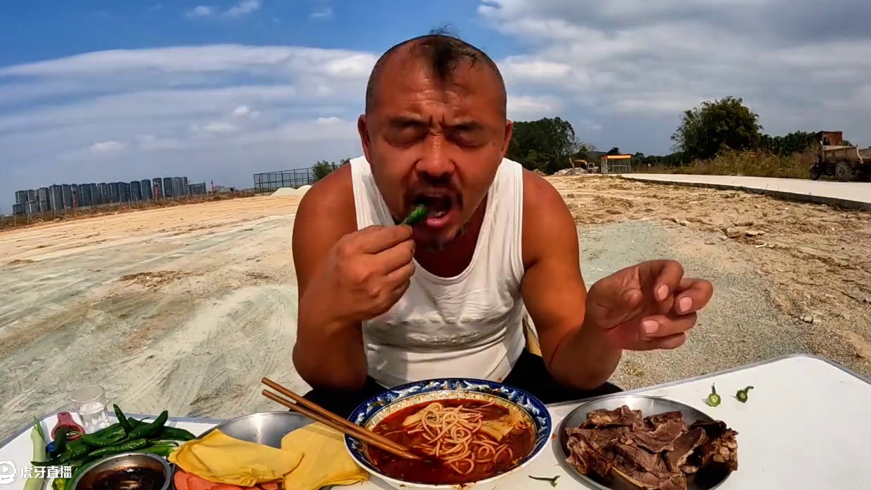 沙和尚在鹅城晚餐吃面条，一天一顿饭真厉害，下集#露营美食 #自驾游