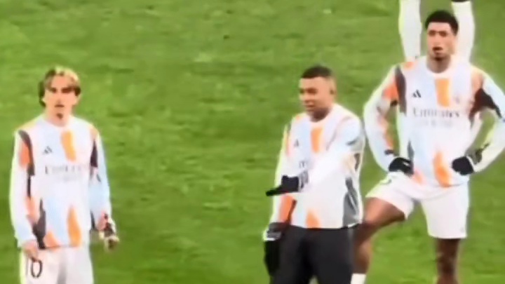 皇马赛前训练，莫德里奇与姆巴佩交流射门技巧