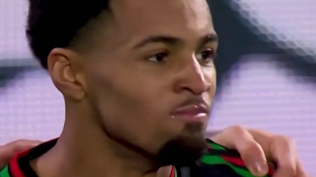 这一脚内切左脚射门和萨卡一样一样的