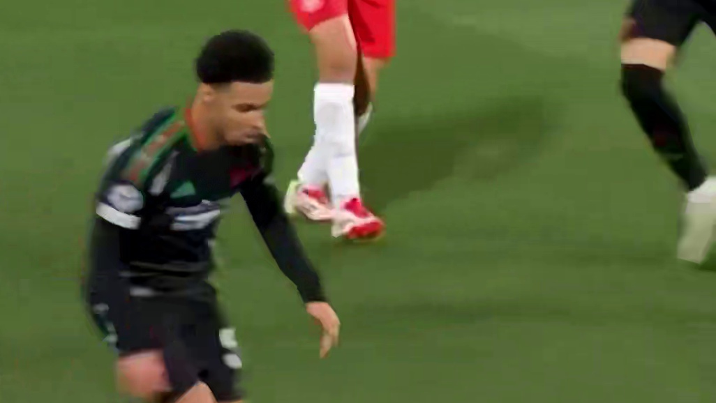 这一脚内切左脚射门和萨卡一样一样的