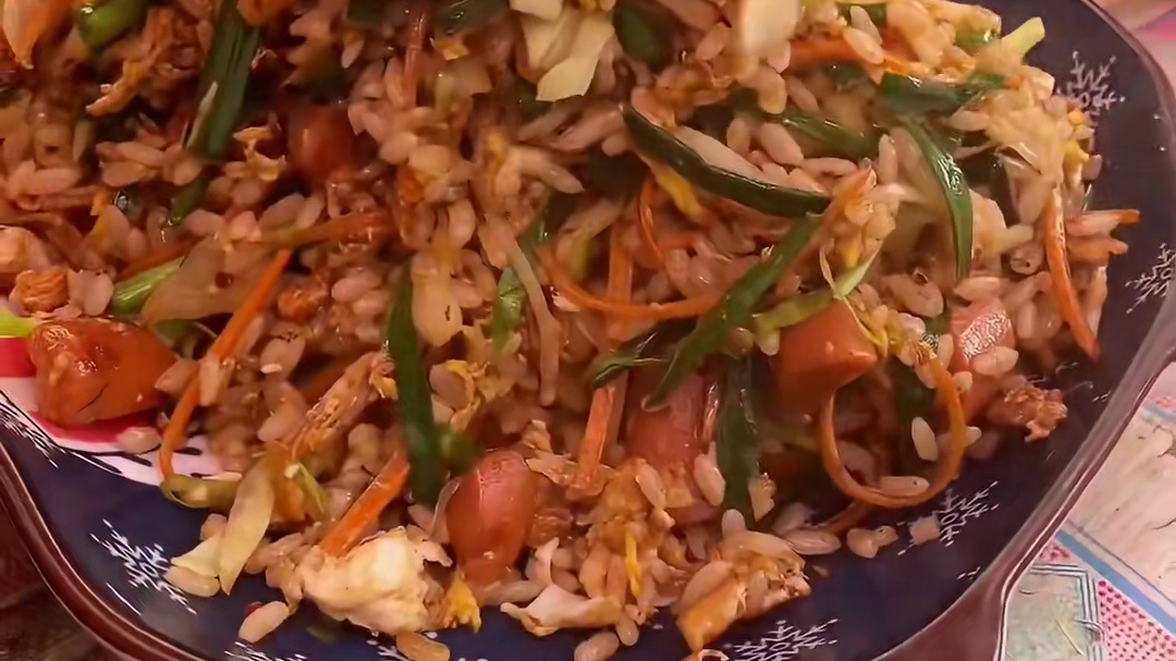 10元一份的全家福炒饭，有蛋、有肉、有海鲜、有蔬菜这样的美味彻底被征服了……