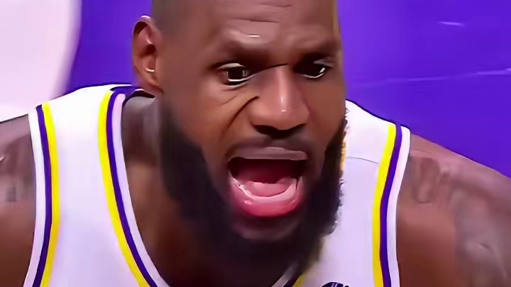 詹姆斯还在和教练争执，结果穆雷两分都拿到手了