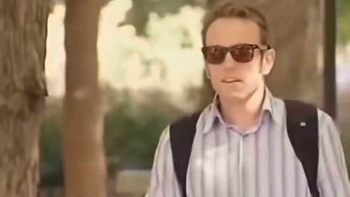 笑到五官都错位