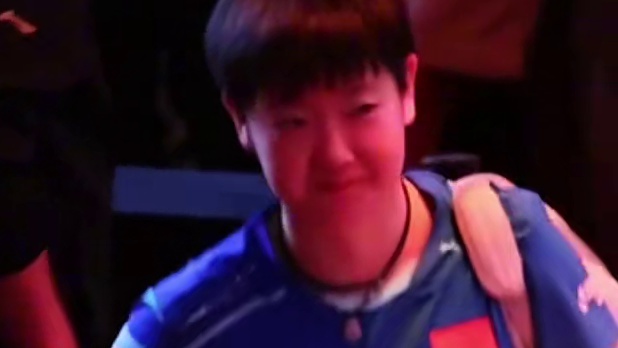 孙颖莎取得新年开门红，退场后小跑找场边的刘国梁和秦志戬握手