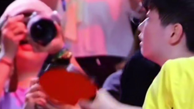 孙颖莎取得新年开门红，退场后小跑找场边的刘国梁和秦志戬握手