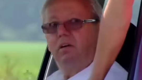 妹呀！笑到游戏操作水平太菜像青铜玩家