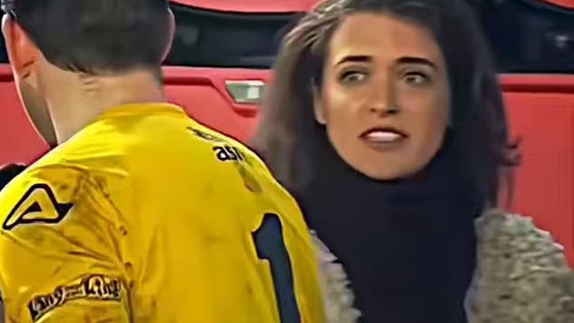 小球迷收到门将送的手套 受宠若惊的愣在原地开心好久#足球  