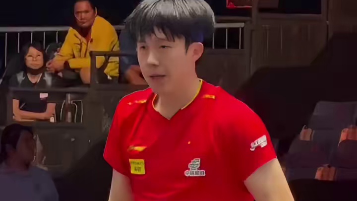 王楚钦3比0战胜冯耀恩挺进16强，自言自语的楚钦与开心的王皓​​​