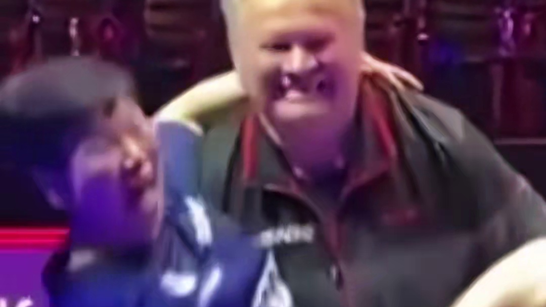 61岁倪夏莲输给孙颖莎后，收获老公深情一吻，生活上两人相当恩爱