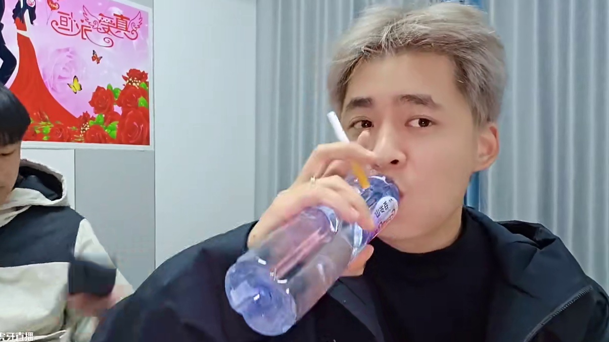 我弟弟竟然谈了个女朋友，让我问问怎么个事？