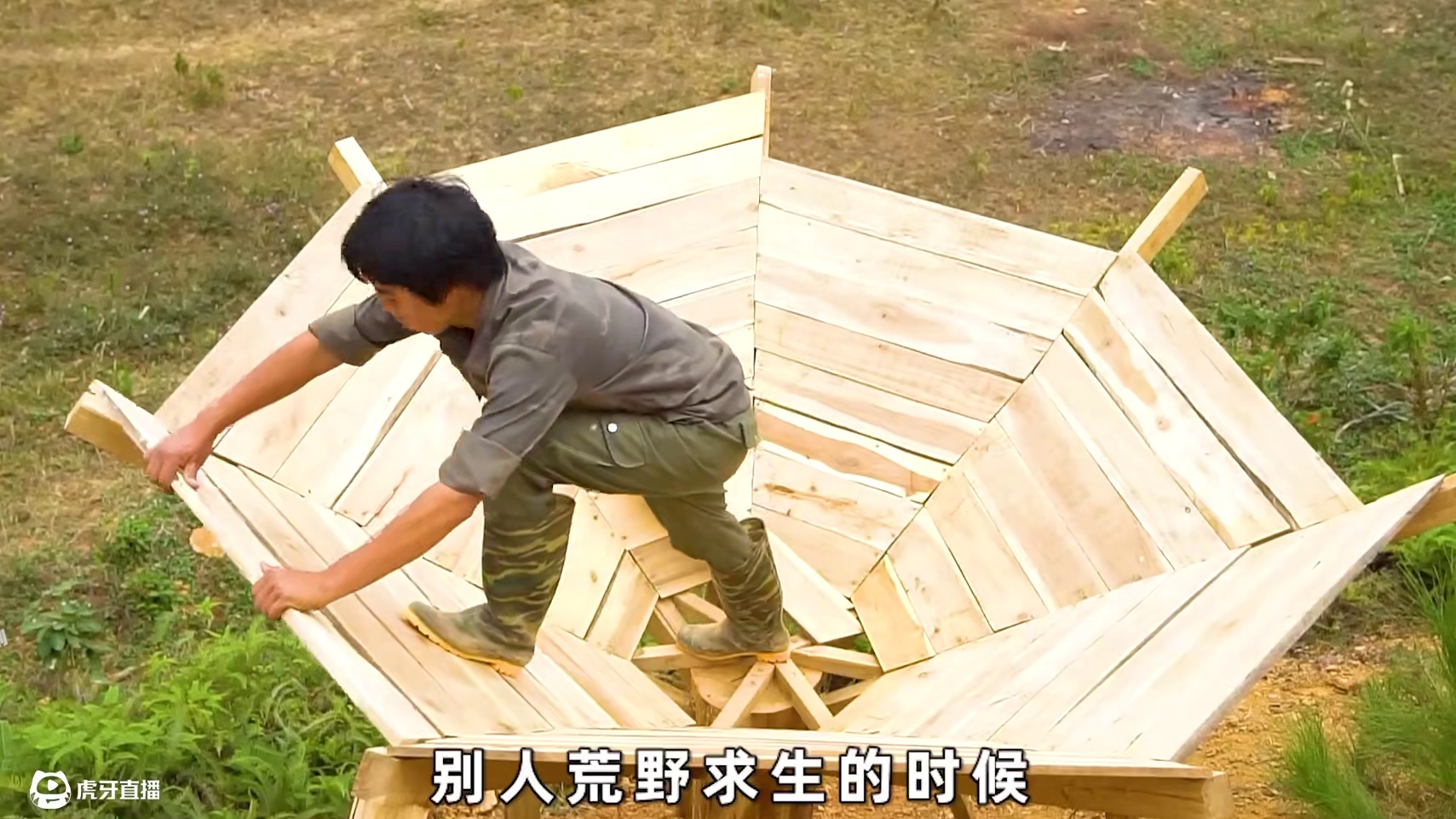 阿福不但完善好了庇护所，还在地下掩埋了水管，用水问题也直接解决#荒野建造 #野外建造 #户外露营 #