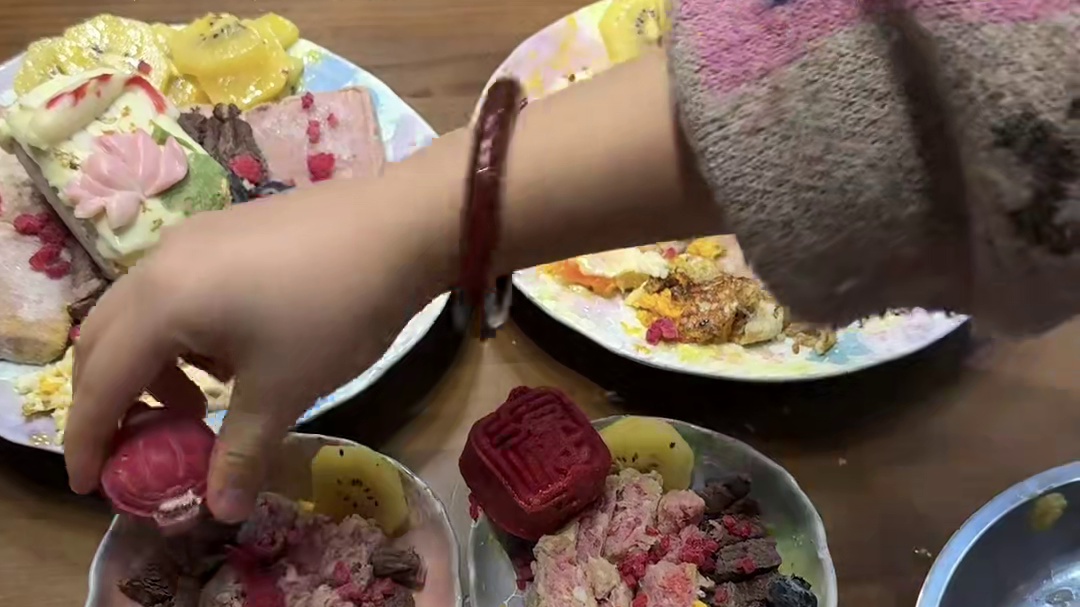 小狗们的过年放纵餐！！ 姨姨们说好久没有拍吃饭啦！这不就来啦！大家新年快乐哦~新的一年吃好喝好身体好