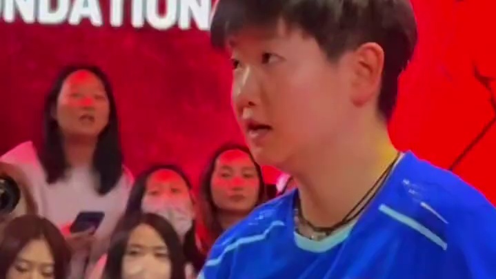 赢球后的莎莎找邱指聊天，扭头就走，赛后送签名球给现场球迷