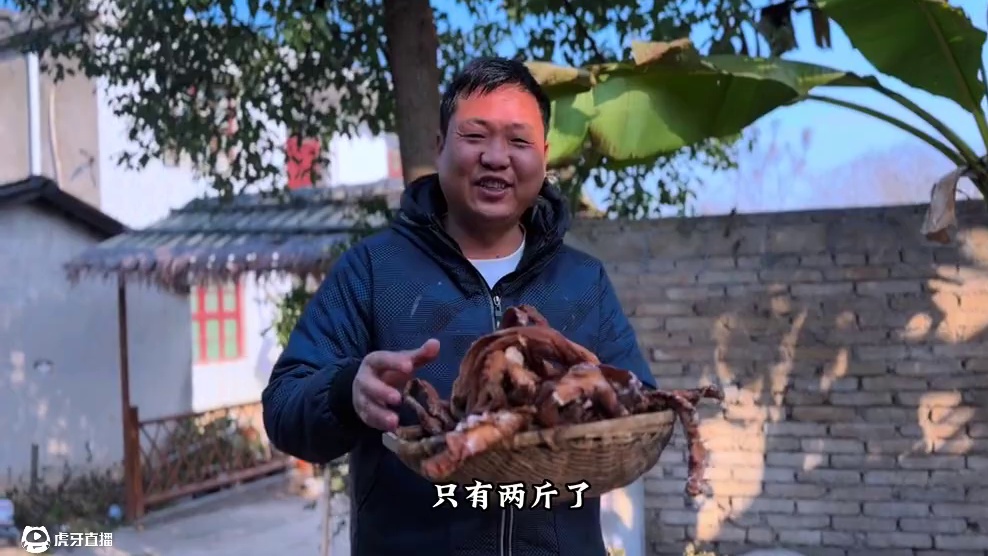 烟熏的腊肥肠味道果然不一样，拌饭吃太爽了！ #记录真实生活 #农村美食 #我的乡村生活