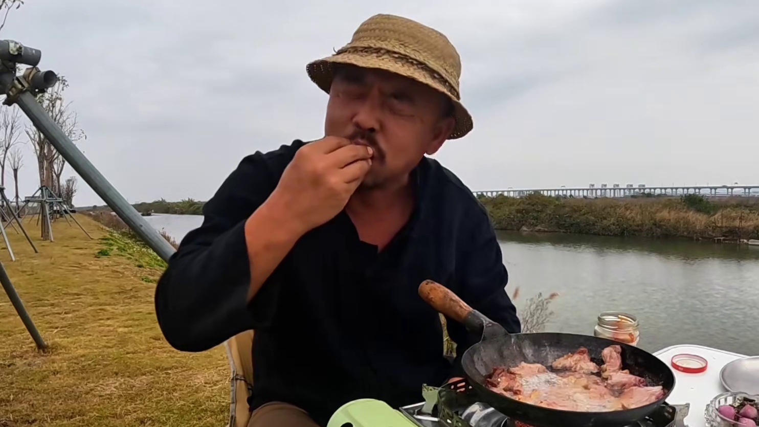 户外野餐，沙大厨展示独家烤肉，太有才啦#穷游 #户外露营