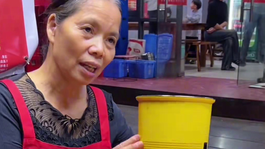 你信不信我一口吃完这根香肠？#螺蛳粉