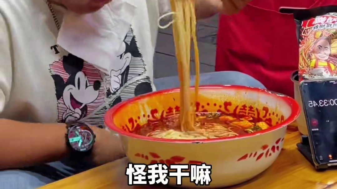 东北帅哥挑战5两螺蛳粉~狂赚阿姨700块~#螺蛳粉