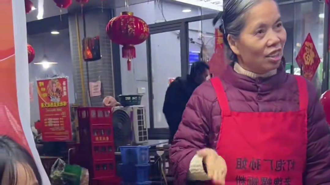 广东美女挑战3两螺蛳粉，轻松拿走奖励，竟然还想挑战5两？#分享家乡美食