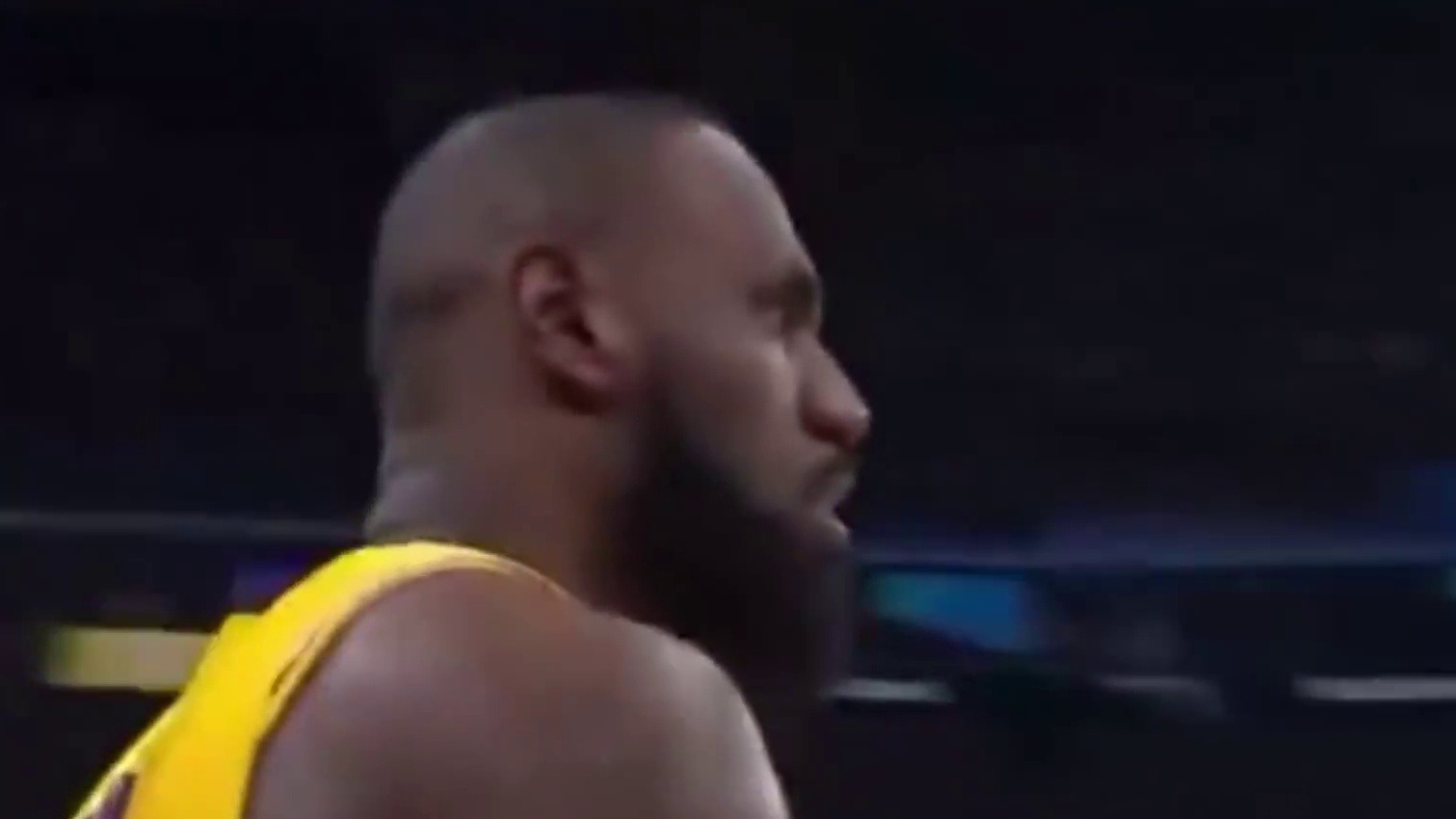 名记：詹姆斯打出传切配合后望向东契奇，暗示这是他们将打的配合