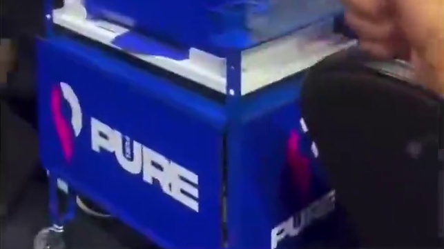 一名热火球迷在热火vs76人的赛中告诉了热火替补席巴特勒被交易的新闻，这个魔幻的世界！交易截止日还有