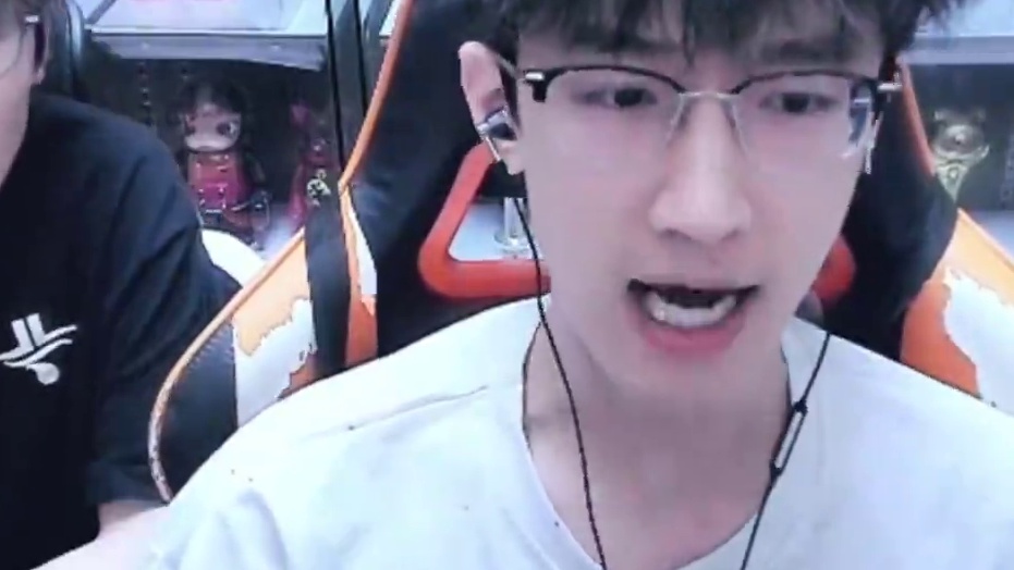 一个视频告诉你！为啥黄金服一件装备要几十万？ 