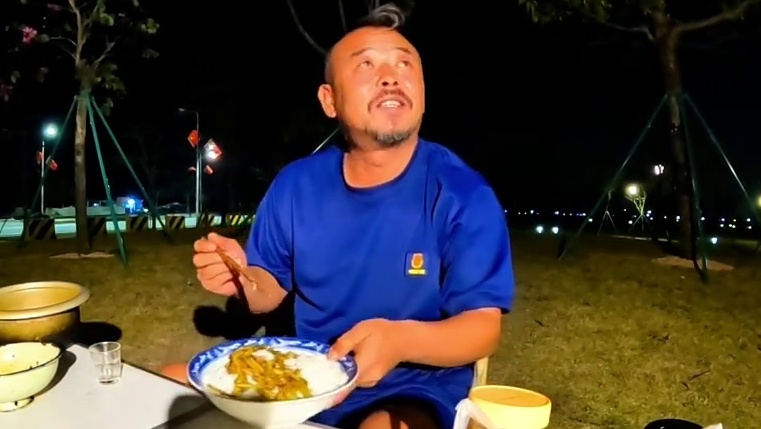 沙和尚就是穷人命，大鱼大肉根本吃不动，夜宵吃剩蒜苔#露营美食 #穷游