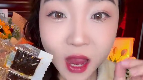 姐妹们爱吃这口臭干子的买它买它买它！咸香油润！可好吃！而且可以分小块放在包包里！可方便啦！#辣条永不