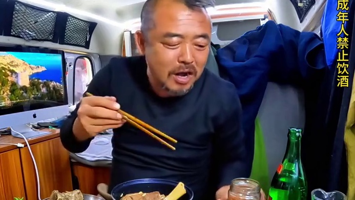 房车里野餐，手抓羊腿真过瘾，美食就是享受#露营美食 #自驾游
