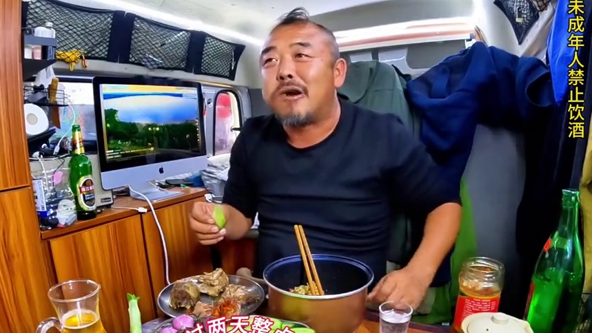 和尚的生活无比惬意，羊肉都懒得吃，这是真飘了#露营美食 #穷游