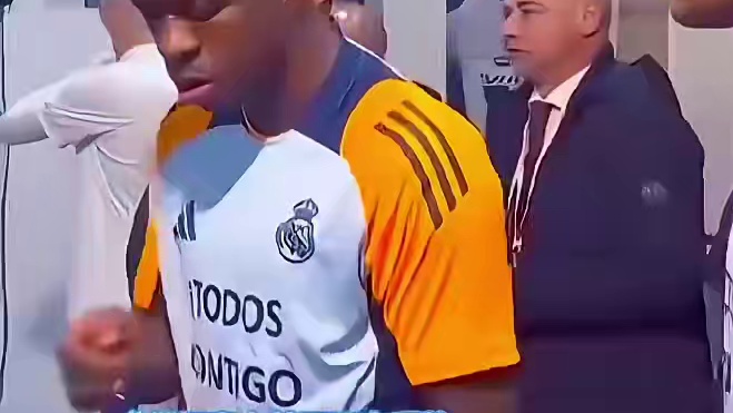 小熊假装拥抱贝林厄姆实则是往他身上抹鼻涕#足球