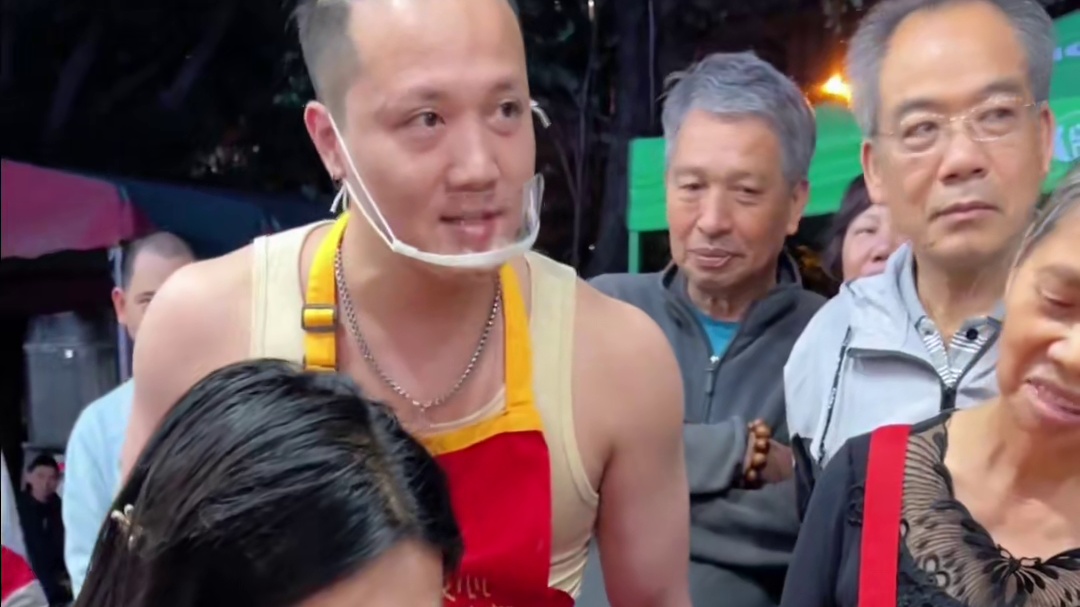 美女挑战10碗爆辣螺蛳粉，8秒一碗！阿姨血亏5000块！#螺蛳粉 #为城市美食打c